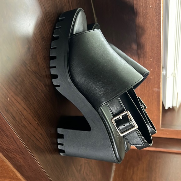 Black heels - Picture 1 of 2